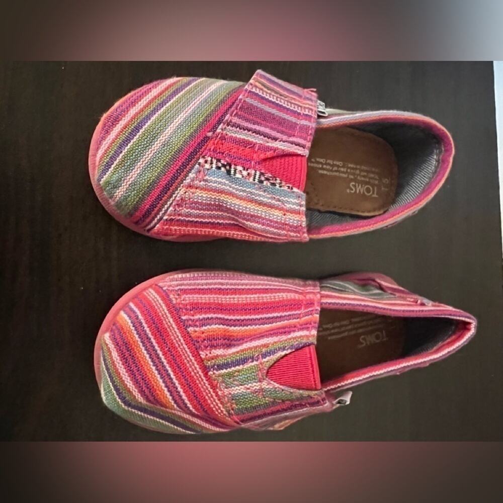 TOMS GIRLS SHOES SIZE 5